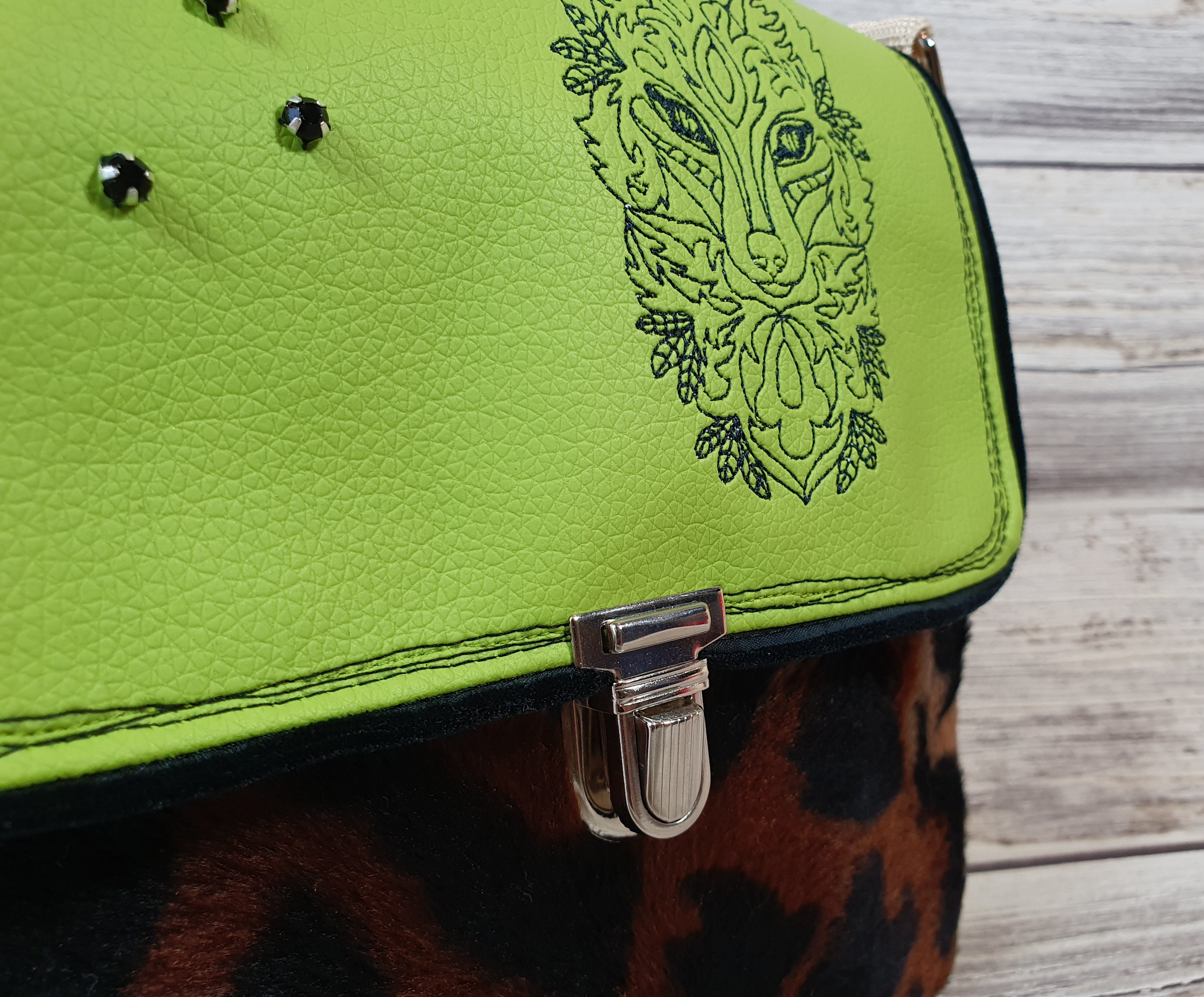 Tasche / Umhängetasche / Kunstledertasche grün, Kunstfell und